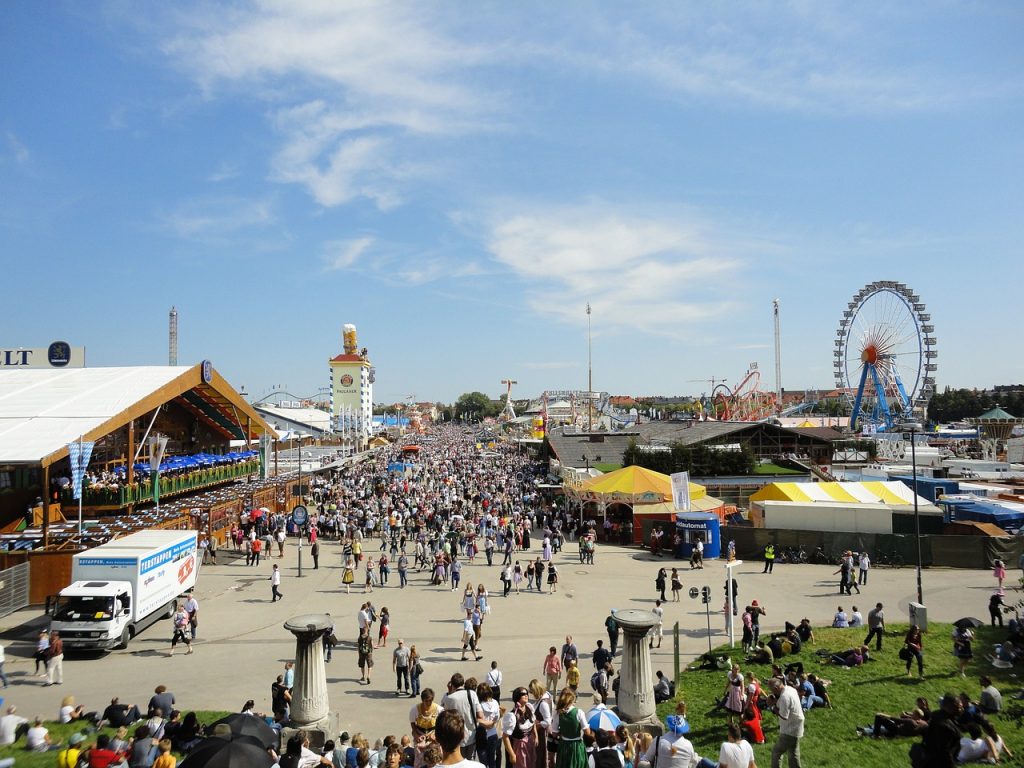Pohled na Oktoberfest včetně ruského kola Oktoberfest návštěvníci