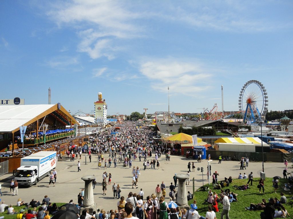 Oktoberfest návštěvníci